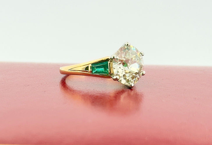 Bague 52 Solitaire en or et platine , diamant 3,85 carats , émeraudes 58 Facettes