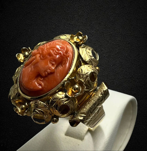 Bague 65 Bague de style baroque, avec camée corail 58 Facettes