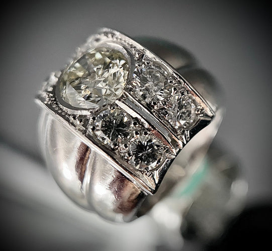 Bague 47 Bague or blanc sertie d'un diamant de 1,12 carats entouré de 1 carat de brillants 58 Facettes