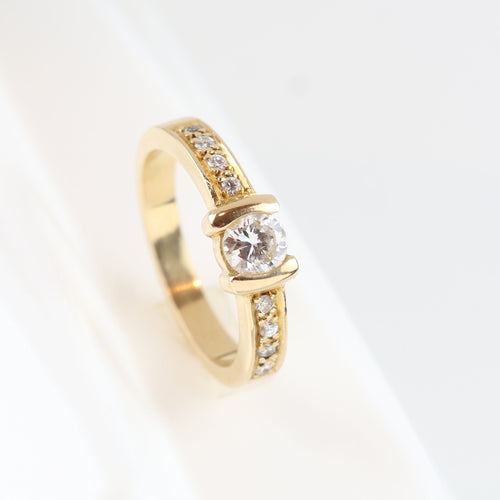 Bague 55 Bague solitaire en or jaune 18 carats avec diamant central et diamants latéraux 58 Facettes 131645