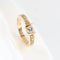 Bague 55 Bague solitaire en or jaune 18 carats avec diamant central et diamants latéraux 58 Facettes 131645