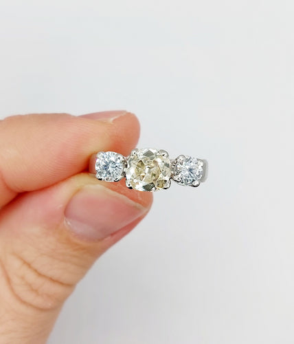 Bague jonc Art déco en platine et diamants (1,30 ct + 0,90 ct)