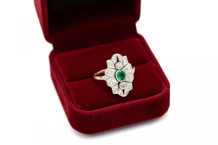 Bague 54 Bague ancienne en or jaune avec diamants et émeraude, début du XXe siècle. 58 Facettes 9897