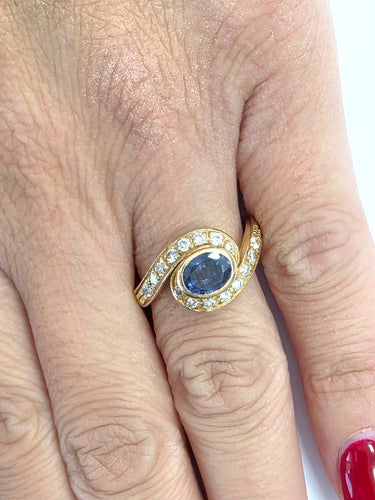 Bague 55 Bague en or jaune massif avec saphir central et diamants environnants 58 Facettes