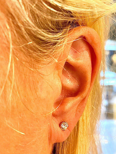 Boucles d’oreilles puces or jaune, diamants