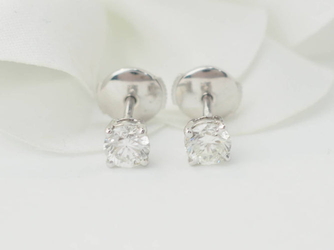 Boucles d'oreilles Puces d'oreilles en or blanc et diamants 58 Facettes 33410