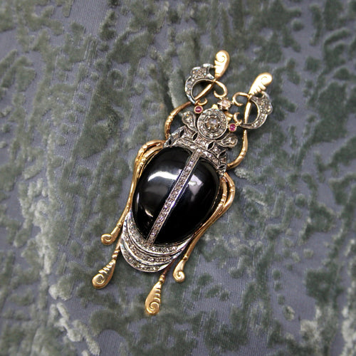 Broche Broche scarabée en or et argent avec diamants, onyx et rubis 58 Facettes