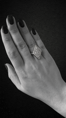 Splendido Anello Romboidale con Diamanti
