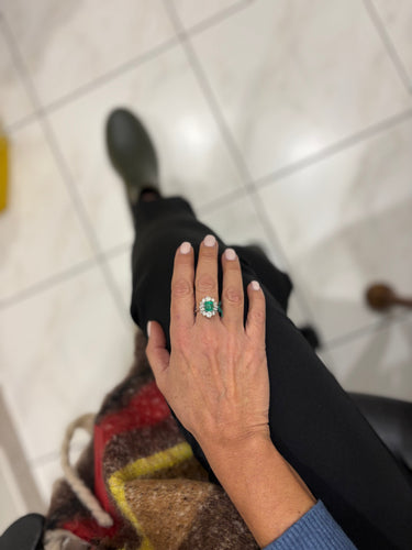 Bague 54.5 Bague en or blanc sertie d'une émeraude colombienne de 2 carats et d'un diamant. 58 Facettes