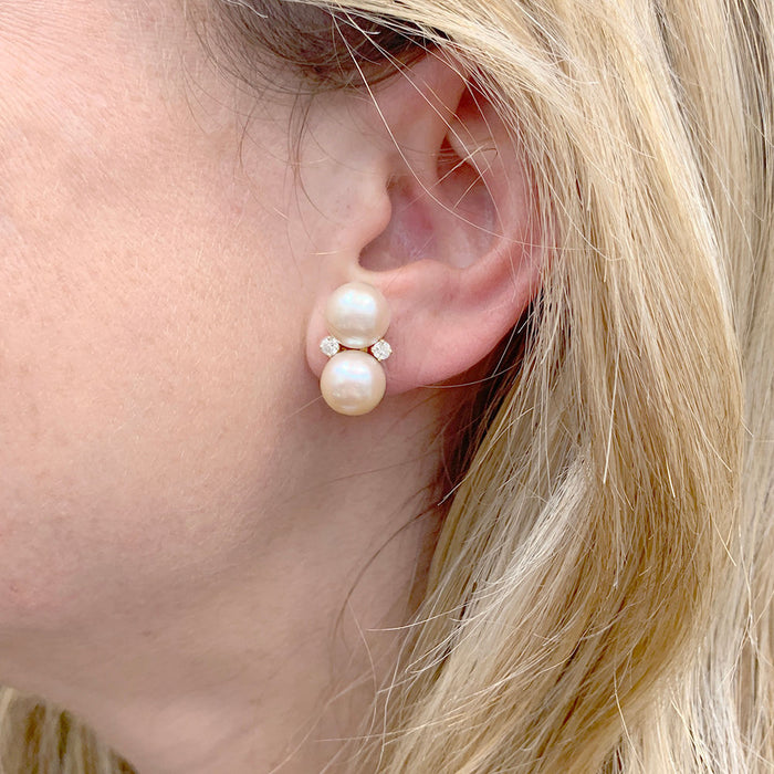 Boucles d'oreille perles, diamants, or jaune.