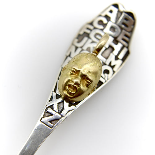 Pendentif Pendentif/breloque vintage en or 18 carats représentant un visage de bébé qui pleure 58 Facettes A2002M