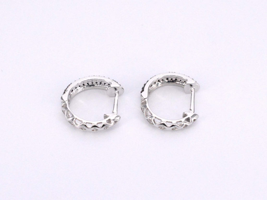 Boucles d'oreilles en or blanc avec diamants noirs