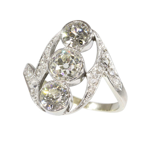 Bague 54 Bague Belle Époque aérienne en diamant, modèle trois pierres avec épaules taillées en rose 58 Facettes 25351-0042