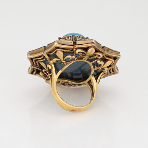 Bague Bague cocktail vintage imposante en émail bleu, taille 7,5, or jaune 14 carats, fleur de lys 58 Facettes G14147