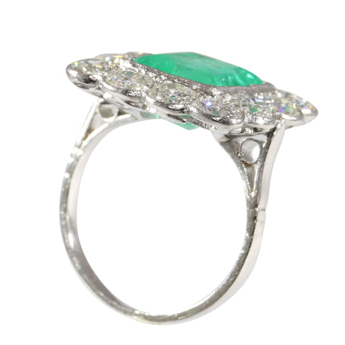 Grâce géométrique : une bague Art déco vintage en émeraude et diamant