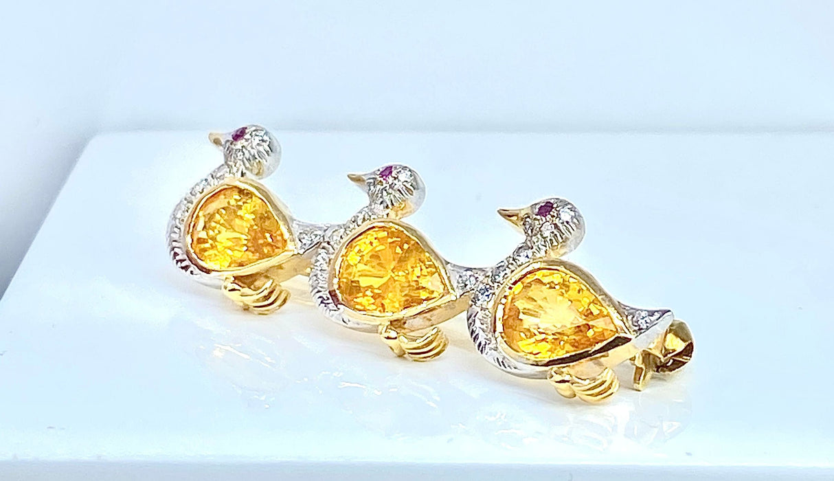 Broche or, 3 canards en saphirs jaunes , diamants et rubis 58 Facettes AB455