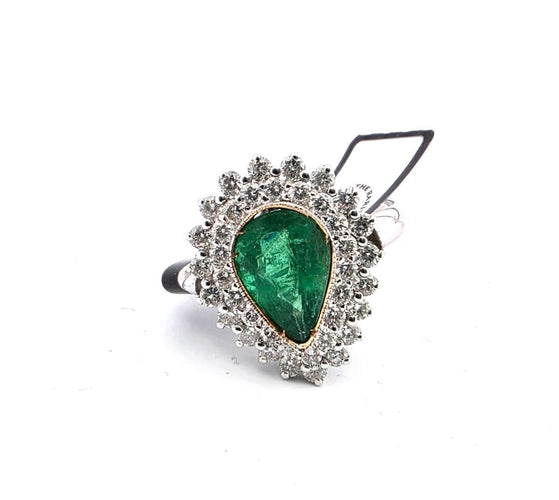 Anello in oro bianco con smeraldo centrale e diamanti a contorno 58 Facettes