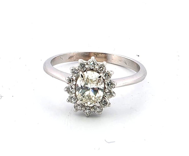 Bague 54 Bague en or blanc avec un diamant ovale au centre et des diamants brillants tout autour. 58 Facettes