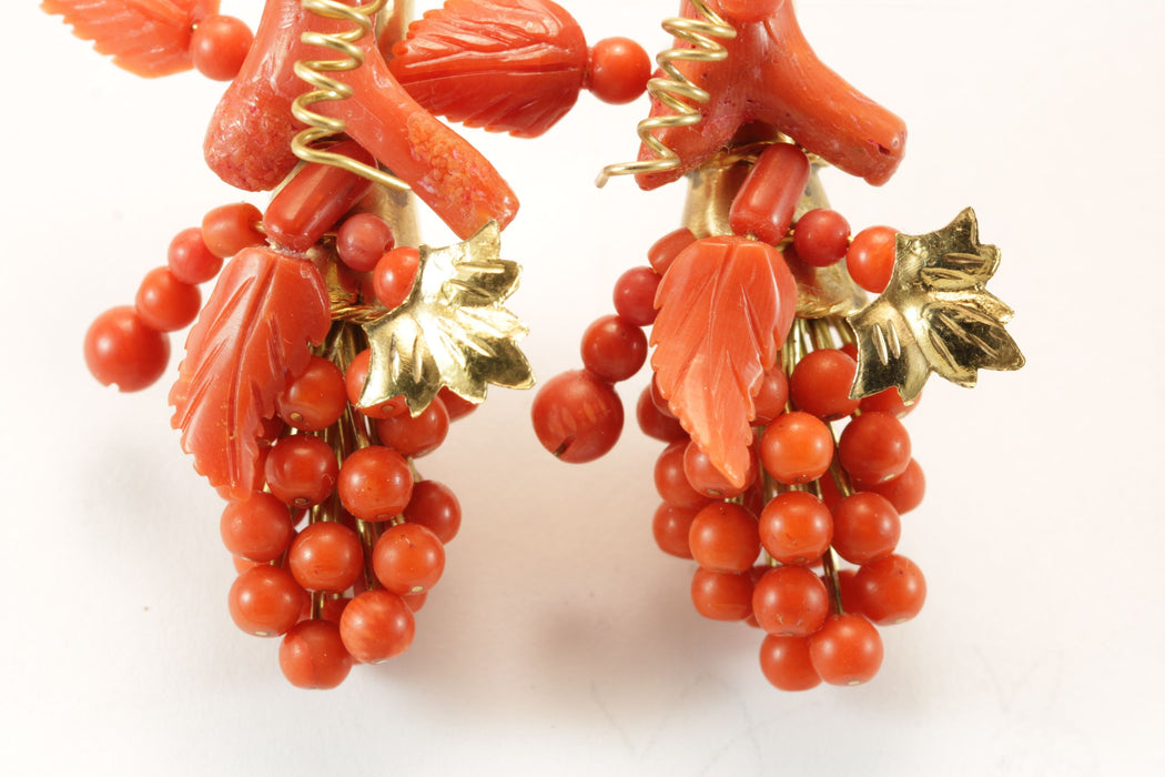 Boucles d'oreilles antiques en or et corail