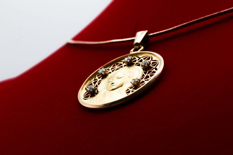 Pendentif Grande médaille vierge or jaune et diamants 58 Facettes 250163