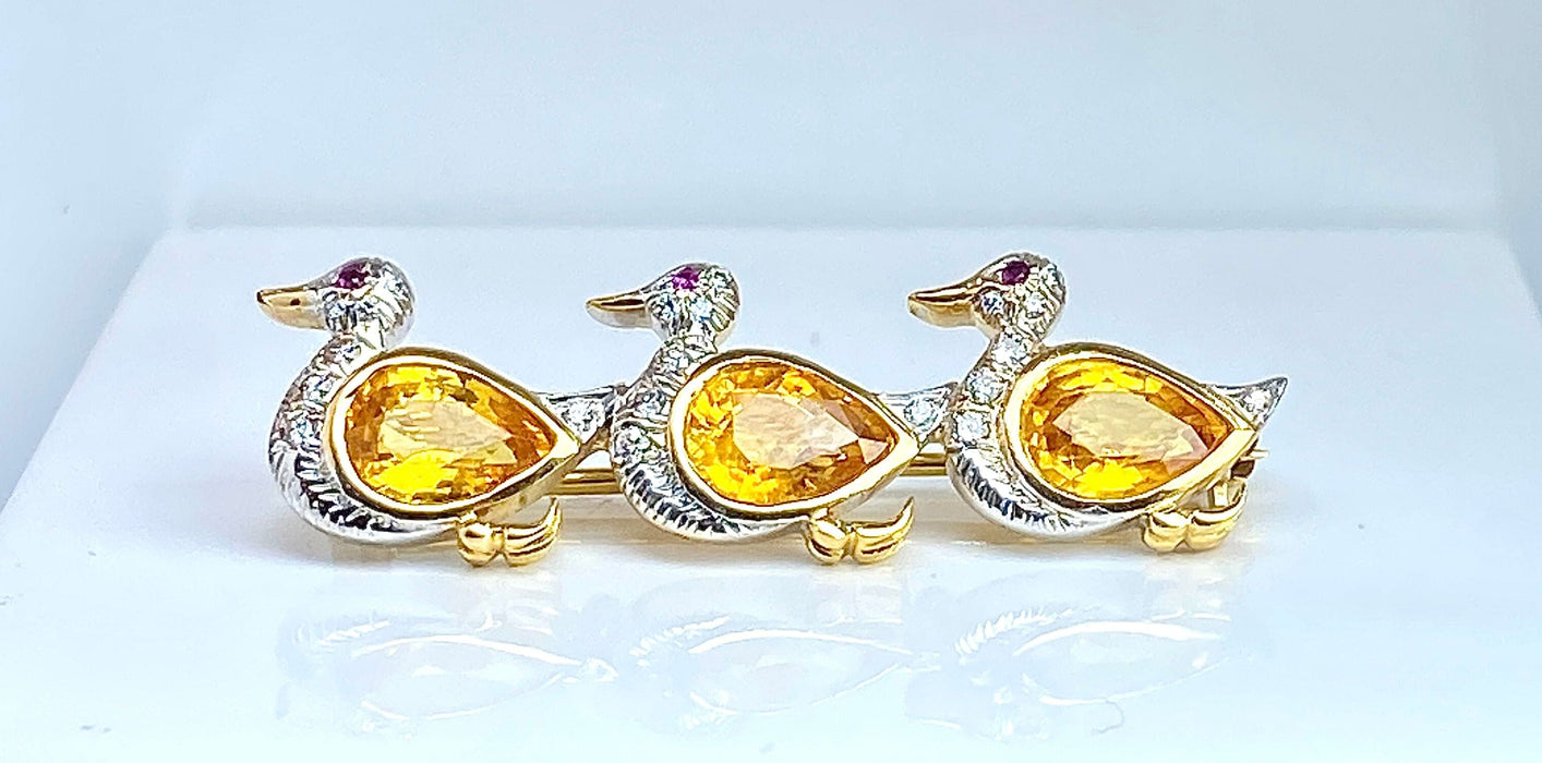 Broche or, 3 canards en saphirs jaunes , diamants et rubis 58 Facettes AB455