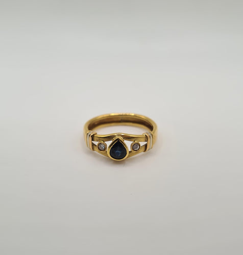 Bague 56 Bague or jaune sertie de diamants et d’un saphir 58 Facettes