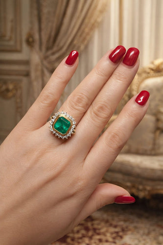 Bague Bague en or jaune ornée d'une grande émeraude naturelle et de diamants 58 Facettes 50418