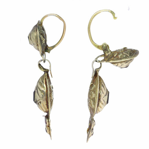 Boucles d'oreilles Boucles d'oreilles ibériques du milieu du XVIIIe siècle – Grenats en or avec dos floraux ciselés 58 Facettes 25115-0314
