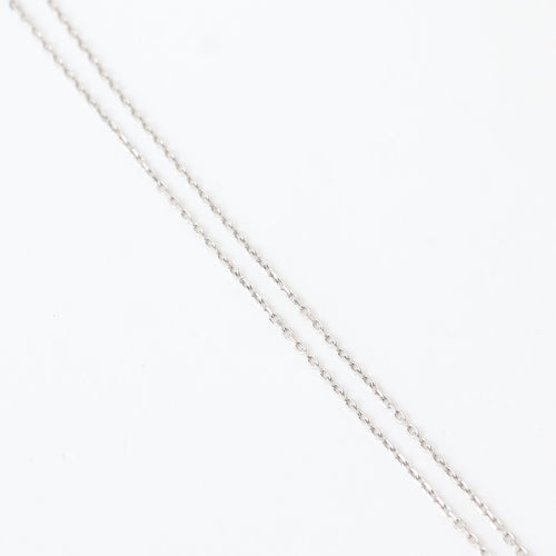 Collier en or blanc avec pendentif en diamant taille brillant