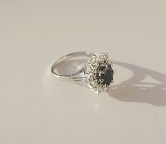 Bague 49 Bague Pompadour ovale en or blanc 18k saphir et diamants 58 Facettes