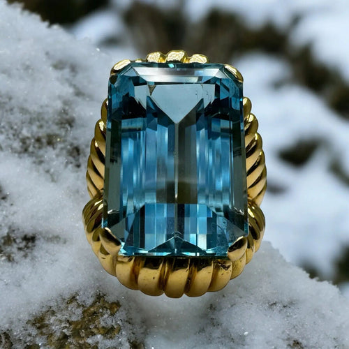 Bague Bague vintage en or jaune montée d’une Aigue-Marine Santa Maria de 17carats. 58 Facettes