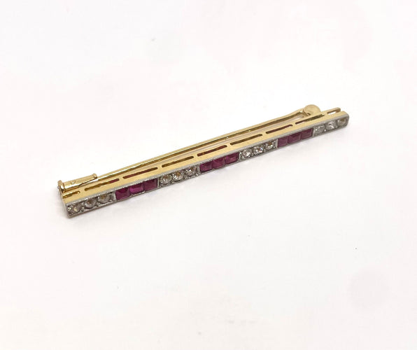 Broche Broche en or jaune, or gris, rubis et diamants 58 Facettes