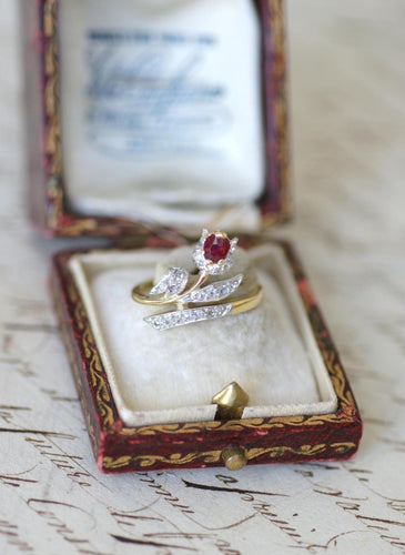 Bague 52.5 Bague Ancienne en Or Jaune Fleur Rubis et Diamants 58 Facettes