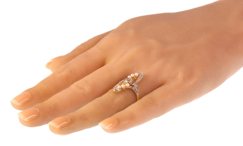 Bague 60 Flow of Love : une bague Art Nouveau en diamant et perle 58 Facettes 21042-0185