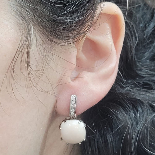 Boucles d’oreilles corail en or blanc 18k et diamants