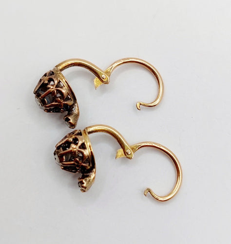 Boucles d'oreilles Dormeuses victorienne or jaune et diamants sur paillon et sertis fleurs de lys 58 Facettes A05651