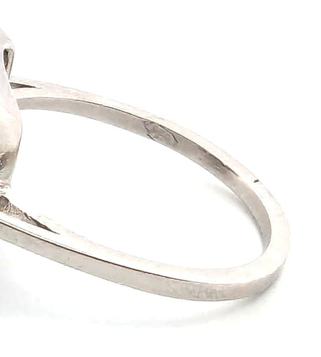 Bague 52 Bague en platine avec diamant central et diamants latéraux 58 Facettes