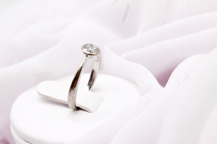 Bague Bague solitaire serti clos or blanc et diamant 0,35 ct G VS 58 Facettes 240328