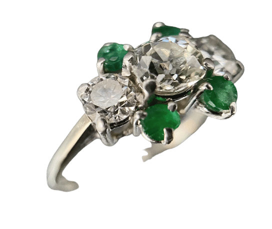 Bague or blanc diamant ovale de 0,70 carat et émeraudes