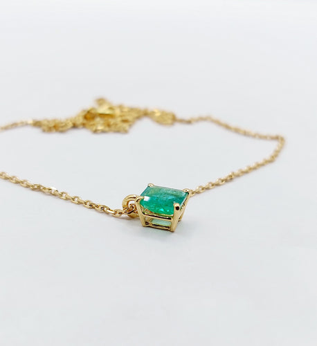 Collier Collier et pendentif vintage or jaune et émeraude en sertis griffes 58 Facettes A05509