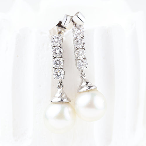 Boucles d'oreilles Boucles d'oreilles en or blanc 18 carats serties de diamants et de perles 58 Facettes
