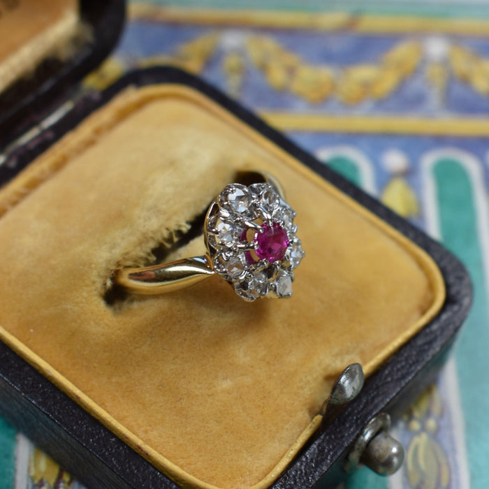 Bague Marguerite or jaune, diamants , rubis Circa 1900