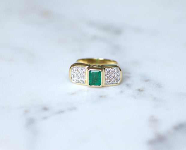 Bague 56 Bague vintage émeraude rectangulaire 1,00 ct et diamants en or jaune et blanc 18k 58 Facettes