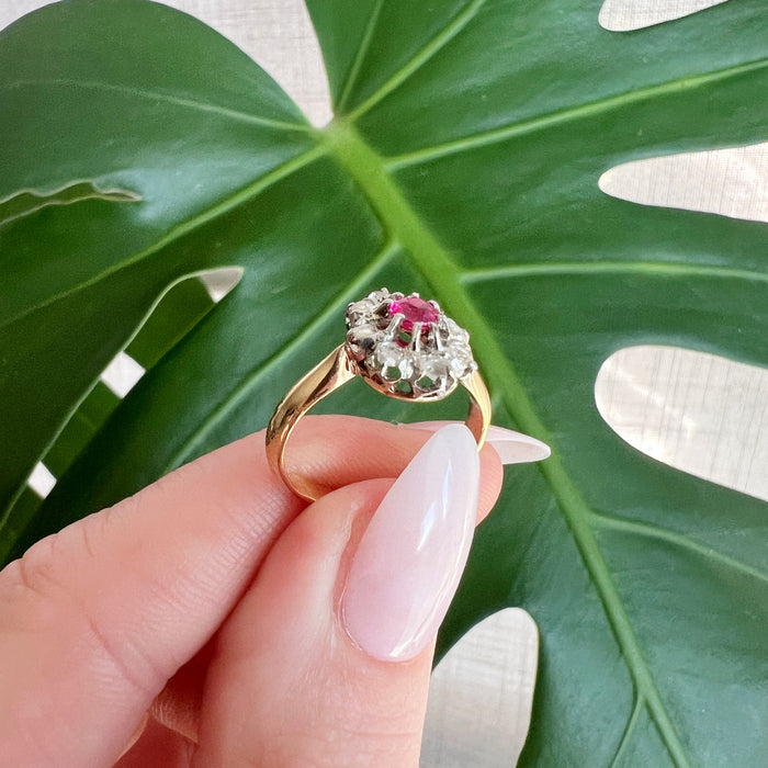 Bague Marguerite or jaune, diamants , rubis Circa 1900