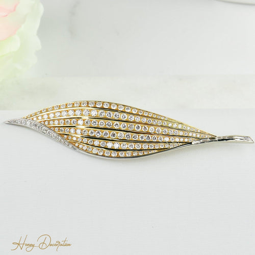 Pendentif Broche/pendentif élégant en or en forme de feuille avec diamants 58 Facettes 1702