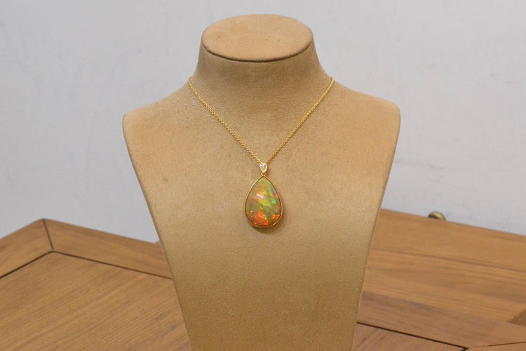 Collier Collier pendentif opale d'Éthiopie de 37,39cts et diamants 58 Facettes 27207-27463