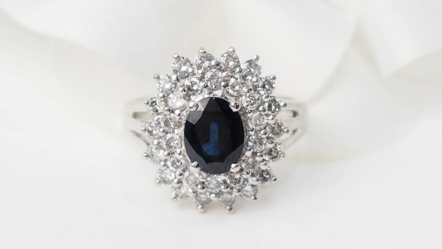 Bague 54 Bague entourage en or blanc, saphir ovale et diamants 58 Facettes 32968