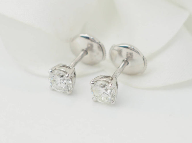 Boucles d'oreilles Puces d'oreilles en or blanc et diamants 58 Facettes 33410