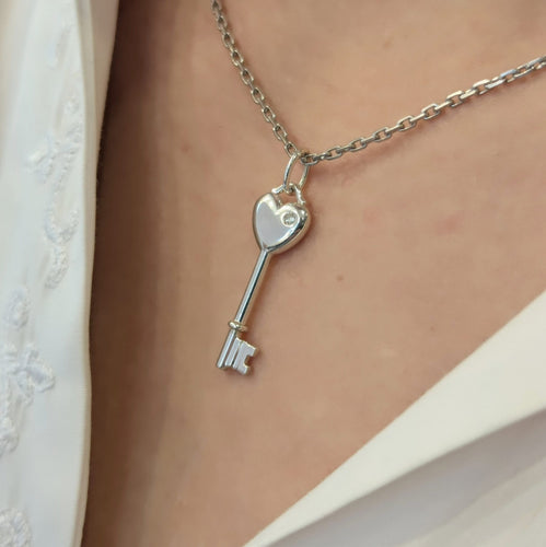 Pendentif Pendentif Tiffany & Co "Return to Tiffany" Clé Coeur en argent et diamant 58 Facettes 32314