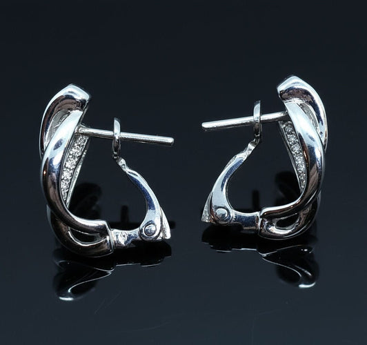 Boucles d'oreilles Boucles d'oreilles délicates serties de diamants entrelacés 58 Facettes